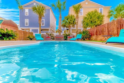 Property building, Day, Summer, Garden, Swimming pool