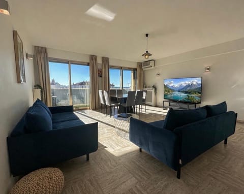 Communal lounge/ TV room, Living room, Seating area