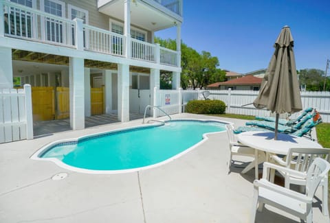 Property building, Day, Balcony/Terrace, Seating area, Swimming pool, furniture