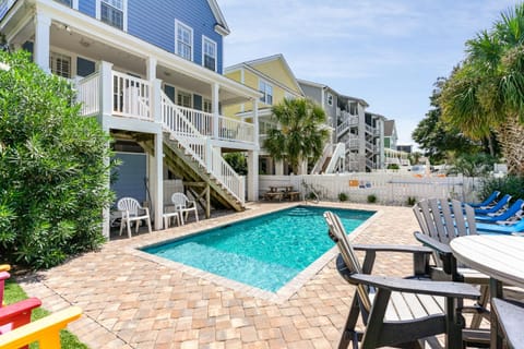 Property building, Day, Summer, Garden, Seating area, Swimming pool