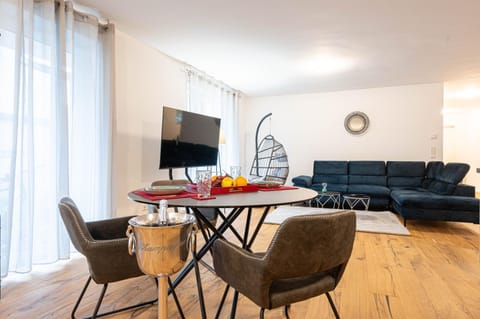 TV and multimedia, Living room, Seating area, Dining area