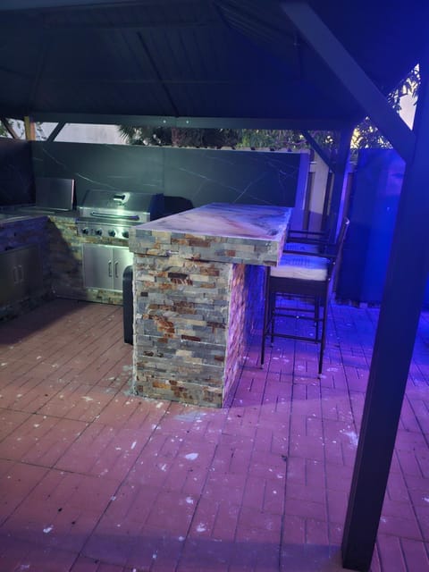 Tiny Efficiency All-In-1 Bed and Breakfast in Lauderhill