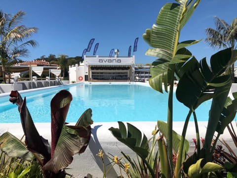 Restaurant/places to eat, Swimming pool