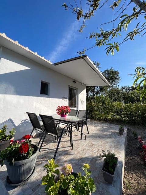 Property building, Patio, Day, Balcony/Terrace, Dining area