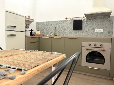 Kitchen or kitchenette, pet friendly, stove, washing machine