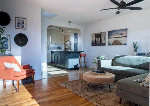 TV and multimedia, Living room, Seating area, internet, air conditioner