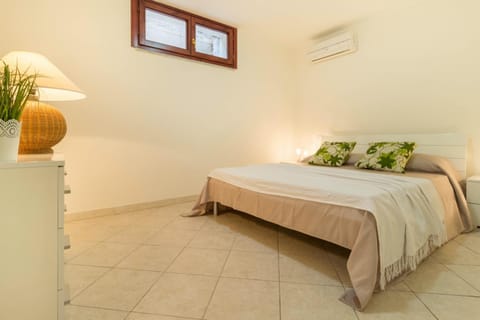 Bed, Photo of the whole room, Bedroom, air conditioner