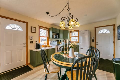 Lakefront, wildlife Cabin retreat - Pelican Bay Cabin Cabin in Center City