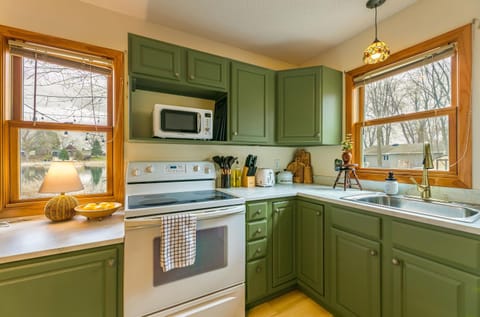 Lakefront, wildlife Cabin retreat - Pelican Bay Cabin Cabin in Center City