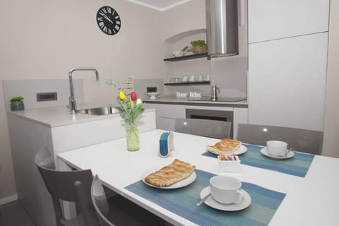 Kitchen or kitchenette, minibar, stove