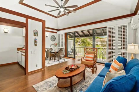 Patio, Living room, Seating area, Dining area, fireplace