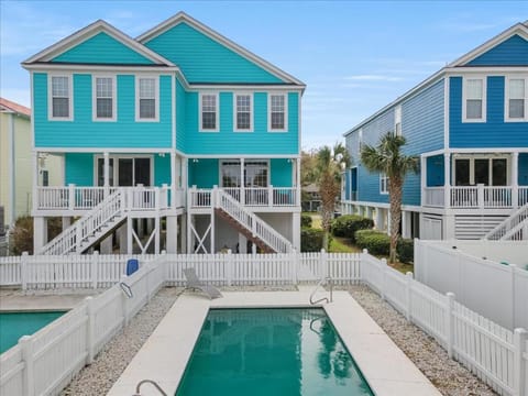 Property building, Day, Swimming pool