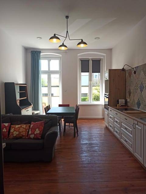 Kitchen or kitchenette, Living room, Seating area, Dining area