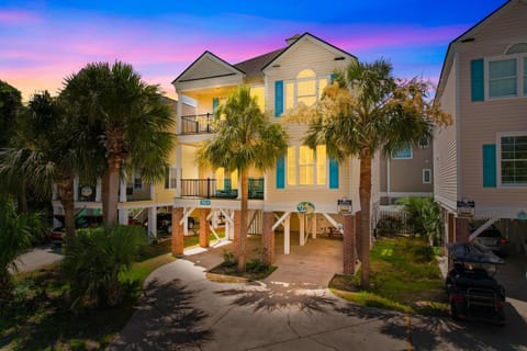 Property building, Facade/entrance, Day, Natural landscape, Garden, Sunset, Parking