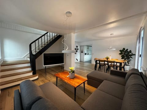 TV and multimedia, Living room, Seating area, Dining area