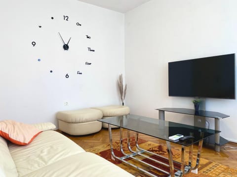 TV and multimedia, Living room, Seating area, Evening entertainment