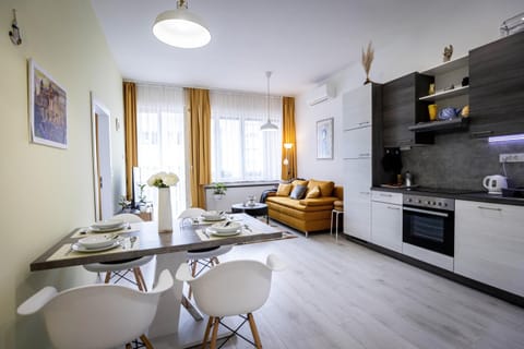 Kitchen or kitchenette, Living room, Seating area, Dining area, dishwasher, pet friendly, stove
