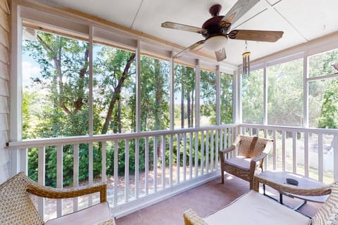 Beach Golfer's Nest Apartment in Little River