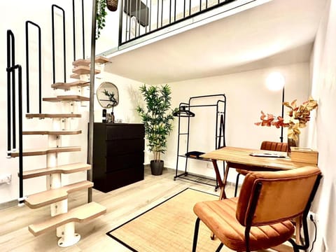 Day, Living room, Seating area