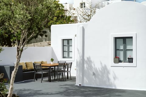 Property building, Balcony/Terrace, Seating area