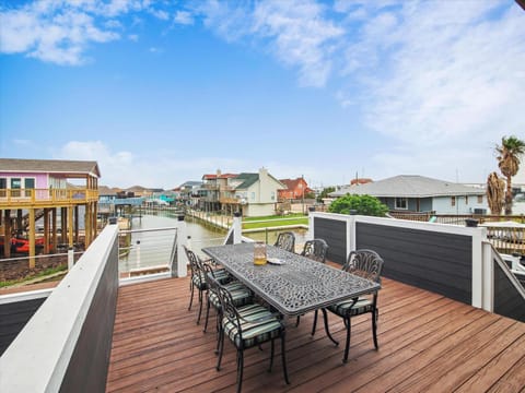 Patio, Balcony/Terrace, Seating area, Dining area, River view
