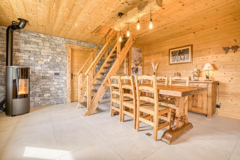 Dining area, fireplace