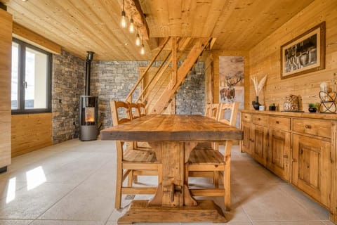 Dining area, fireplace