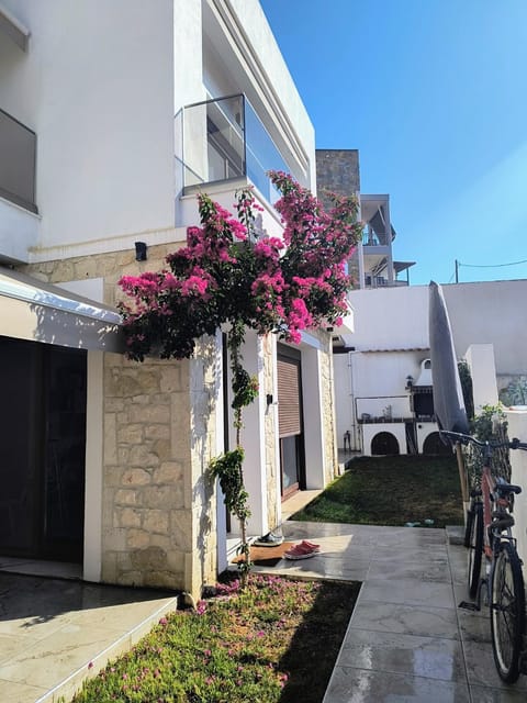 Property building, Garden, Balcony/Terrace, Garden view, Area and facilities