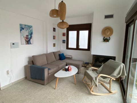 Living room, Seating area, Dining area, fireplace