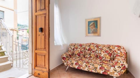 Facade/entrance, Bed