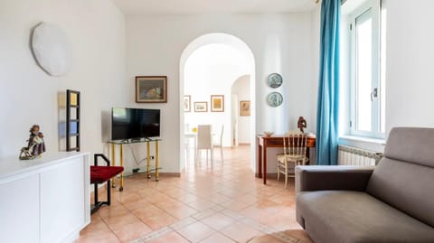 TV and multimedia, Living room, Seating area, Evening entertainment