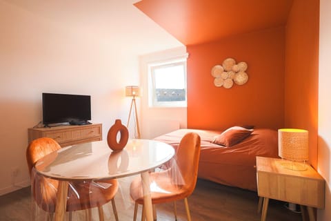 Communal lounge/ TV room, TV and multimedia, Living room, Seating area, Dining area, Bedroom