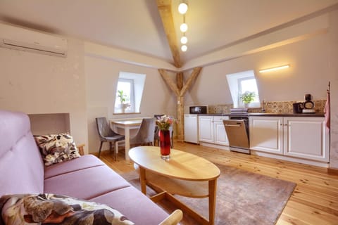 Coffee/tea facilities, Kitchen or kitchenette, Living room, Dining area