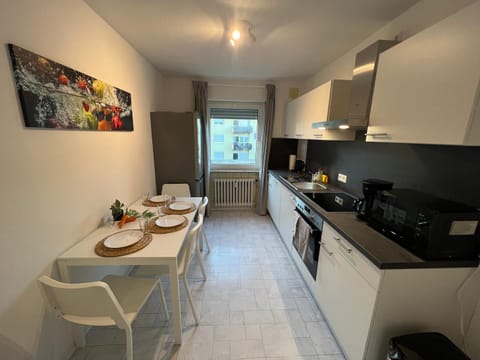 Coffee/tea facilities, Kitchen or kitchenette, Dining area, minibar, pet friendly, stove