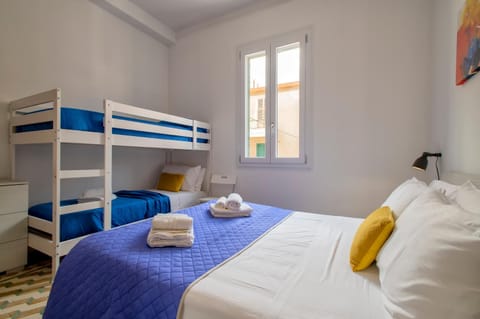 Bed, Photo of the whole room, Bedroom, bunk bed, towels