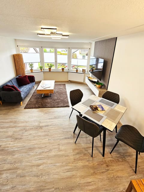 TV and multimedia, Living room, Seating area, Dining area