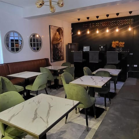 Restaurant/places to eat, Restaurant/places to eat, Living room, Lounge or bar, Banquet/Function facilities, Seating area