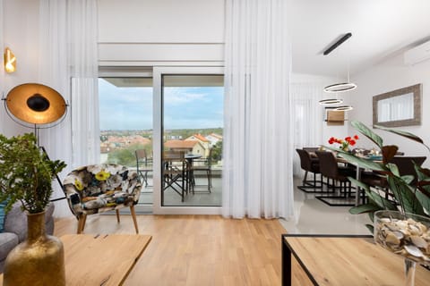 Natural landscape, View (from property/room), Balcony/Terrace, Living room, Seating area, Dining area, Sea view