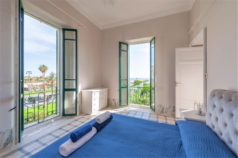 Property building, Bed, View (from property/room), Balcony/Terrace, Photo of the whole room, Bedroom