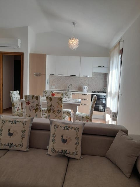 Kitchen or kitchenette, Living room, Dining area, pet friendly, stove
