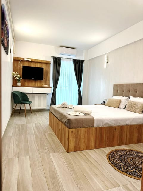 Communal lounge/ TV room, Bed, TV and multimedia, Photo of the whole room, Seating area, Bedroom