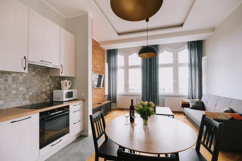 Kitchen or kitchenette, Seating area, oven, stove