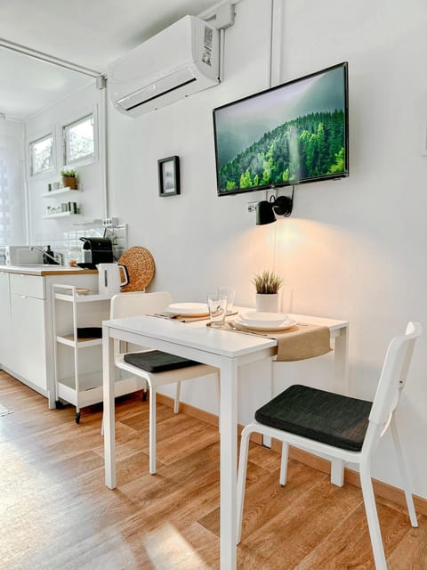 TV and multimedia, Kitchen or kitchenette, Dining area, minibar, air conditioner
