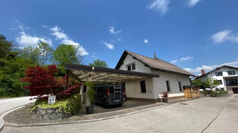 Property building, Day, Neighbourhood, Garden, Street view, Parking