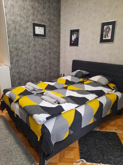 Bed, Bedroom, towels