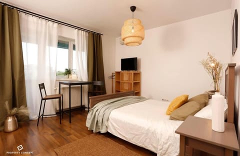 Bed, TV and multimedia, Photo of the whole room, Bedroom