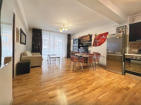TV and multimedia, Living room, Seating area, Dining area