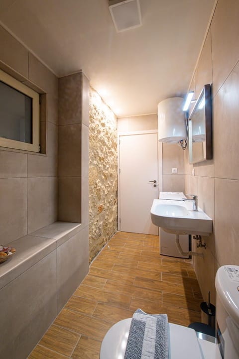 Chrisa's Detached Property near Center with Parking Apartment in Heraklion