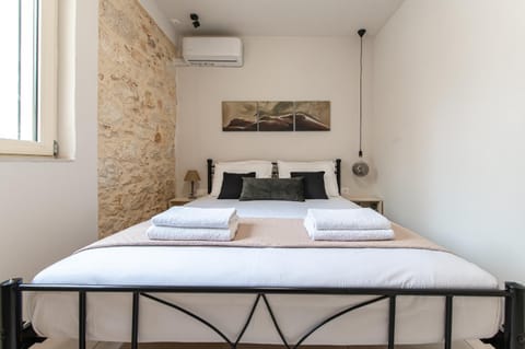 Chrisa's Detached Property near Center with Parking Apartment in Heraklion