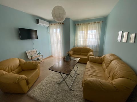 TV and multimedia, Living room, Seating area, Evening entertainment